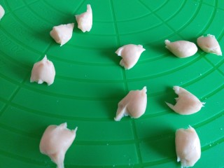 6、无添加奶豆,分成个头均匀的小剂子，每个2克左右