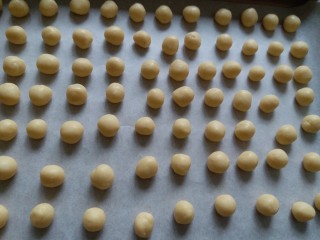 9、无添加奶豆,放在烤盘里，尽量做到大小一致，烘烤的时候受热才均匀，我图省事，没有每个称重。