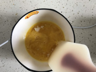 2、椰蓉扭扭酥,把蛋液,油,糖混合均匀