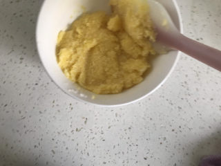 4、椰蓉扭扭酥,拌均匀,椰蓉馅就做好了,这个椰蓉馅还可以用来做面包,花卷等