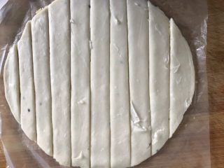 9、椰蓉扭扭酥,用刀切成手指宽的长条