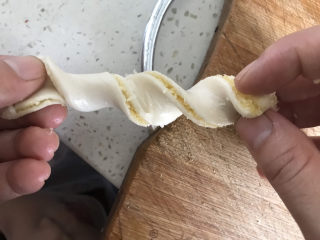 10、椰蓉扭扭酥,取一段,两个捏住两头,两手方向相刀扭一扭,一个扭扭酥就好了