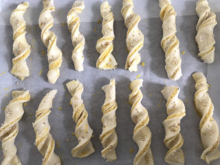 13、椰蓉扭扭酥,撒上熟白芝麻