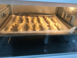 14、椰蓉扭扭酥,送入预热好的烤箱上下火180度烤25分钟