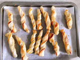 15、椰蓉扭扭酥,烤好取出来