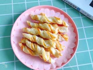 16、椰蓉扭扭酥,装盘开吃了,旁边的小朋友已经等不及了????