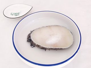 2、年年有鱼：清蒸鳕鱼,撒上少许食盐 涂抹均匀