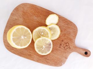 3、年年有鱼：清蒸鳕鱼,柠檬切片去籽