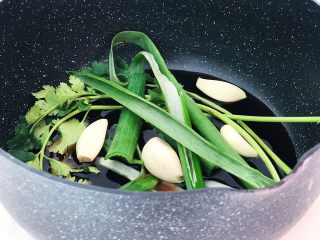 8、年年有鱼：清蒸鳕鱼,香菜/大蒜和葱叶