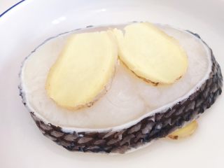 10、年年有鱼：清蒸鳕鱼,将腌制好的鳕鱼取出放在生姜片上