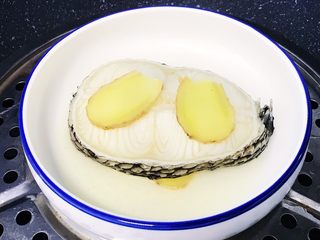 13、年年有鱼：清蒸鳕鱼,蒸好的鳕鱼去掉生姜片 鱼肉肉质细嫩 