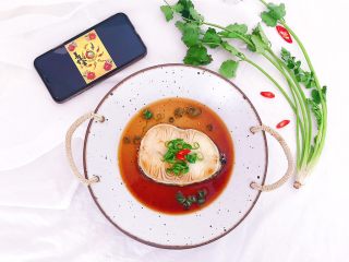 15、年年有鱼：清蒸鳕鱼,摆盘时搁上少许葱丝和红辣椒圈装饰