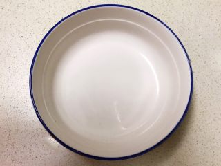 2、宝宝健康食谱  猫爪饼干,取一个干净的无油无水的大碗