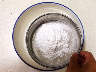 4、宝宝健康食谱  猫爪饼干,筛入糖粉