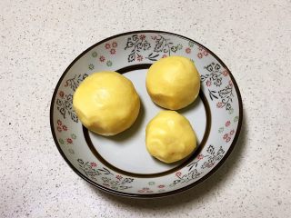 12、宝宝健康食谱  猫爪饼干,把面团分成120克，80克和60克的三个面团