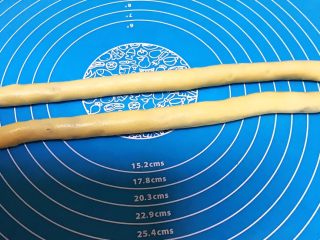 31、宝宝健康食谱  猫爪饼干,用原味面皮包裹起来，边缘压实