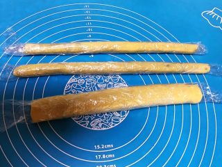32、宝宝健康食谱  猫爪饼干,用保鲜膜分别把面条包裹起来，放入冰箱冷藏15分钟