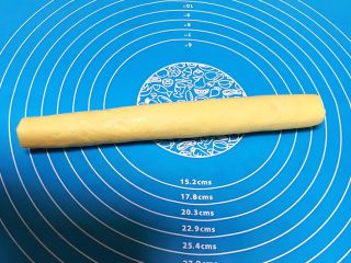 33、宝宝健康食谱  猫爪饼干,把冷冻的粗面条取出来