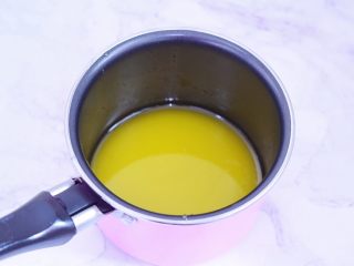 3、可可费南雪,黄油隔水融化备用