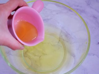 4、可可费南雪,蛋白加入蜂蜜，用手动打蛋器搅拌均匀，无需打发