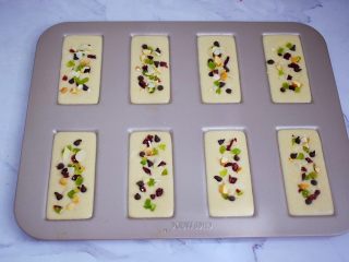 10、可可费南雪,表面撒上坚果果仁巧克力