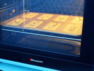 11、可可费南雪,放入预热好的烤箱，上下火180度，中层12分钟，烤好取出脱模晾凉即可