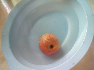 1、煮苹果   #调理肠胃食谱#,苹果洗净。