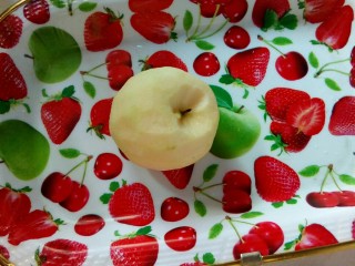 2、煮苹果   #调理肠胃食谱#,苹果去皮。