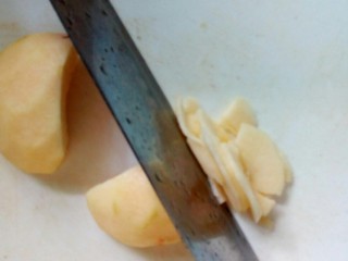 3、煮苹果   #调理肠胃食谱#,切片。