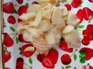 4、煮苹果   #调理肠胃食谱#,装入盘中。