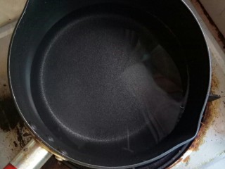 5、煮苹果   #调理肠胃食谱#,雪平锅中，倒入水。