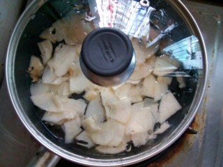 7、煮苹果   #调理肠胃食谱#,盖上锅盖大火煮苹果。