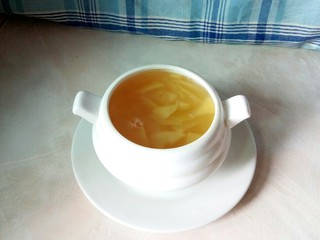 12、煮苹果   #调理肠胃食谱#,盛入炖盅中。