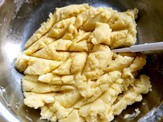 4、宝宝辅食＋磨牙棒,把所有粉类混合在一起，过筛。和搅拌好的液体混合，用刮刀拌匀