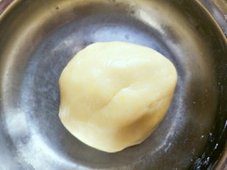 5、宝宝辅食＋磨牙棒,再用手揉成团，静置20分钟