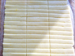 7、宝宝辅食＋磨牙棒,均匀地切成长五厘米，宽一厘米左右的条状。只要宝宝拿着方便就可以了