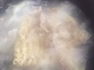 7、云吞面,再放入面条煮几分钟，最后放点青菜煮一分钟即可