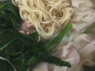 9、云吞面,把煮好的云吞面倒入碗中，拌一下就可以吃啦