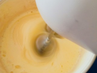 4、圈圈小蛋糕,蛋液逐渐膨胀  再放入另一半的糖  继续打发