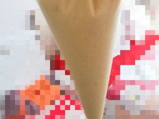 9、圈圈小蛋糕,将蛋糊倒入裱花袋