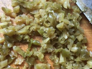 2、豆腐肉末蒸蛋,榨菜切成末