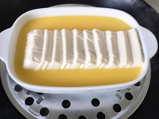 8、豆腐肉末蒸蛋,开水锅中小火蒸十分钟