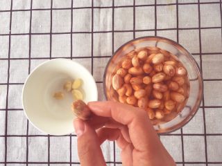 2、宝宝辅食10M➕:银耳花生牛奶,将花生提前浸泡两小时以上,去衣