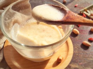 9、宝宝辅食10M➕:银耳花生牛奶,小月龄宝宝喝的话一定要搅打细腻