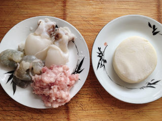 1、三鲜蒸饺,食材如图，所示示意。章鱼、虾仁、猪肉三鲜馅料。