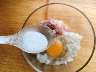 5、三鲜蒸饺,加一勺盐