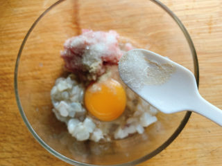 7、三鲜蒸饺,半勺味精