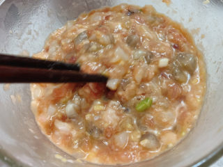 11、三鲜蒸饺,搅拌均匀。