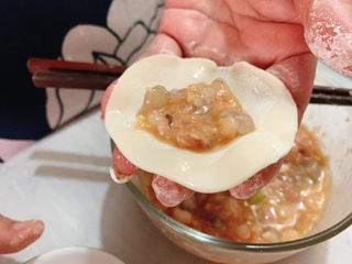 12、三鲜蒸饺,取一片饺子皮包入适量肉馅