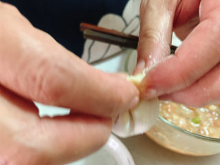 14、三鲜蒸饺,轻轻收口。